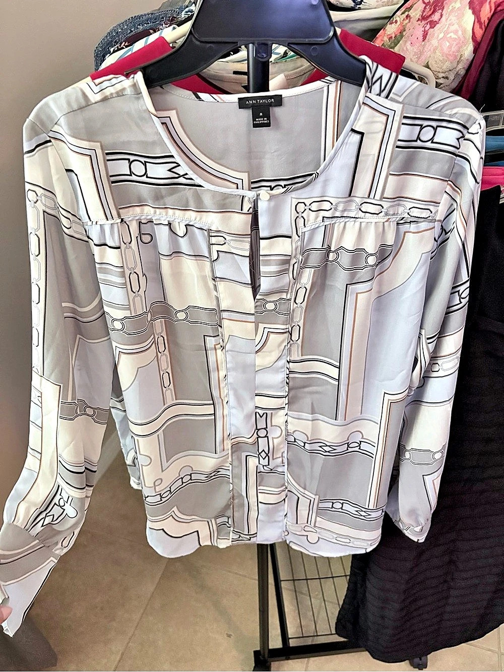 Ann Taylor Geometric Blouse in White & Gray Size Medium Like New